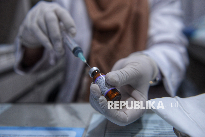 Dokter menyiapkan vaksin campak sebelum di suntikan kepada seorang anak di Rumah Vaksinasi Pusat, Jakarta, Kamis (12/3/2026). Ikatan Dokter Anak Indonesia (IDAI) bekerja sama dengan Rumah Vaksinasi Pusat menyelenggarakan vaksinasi massal campak gratis bagi anak usia 9 hingga 59 bulan sebagai wujud kepedulian terhadap kesehatan anak Indonesia. Dalam beberapa waktu terakhir, kasus campak pada anak menunjukkan peningkatan yang perlu menjadi perhatian bersama, terlebih menjelang libur panjang Hari Raya Idulfitri yang biasanya diiringi dengan tingginya mobilitas masyarakat. Menyikapi hal tersebut, Pengurus Pusat Ikatan Dokter Anak Indonesia (IDAI) mengimbau para orang tua untuk segera melengkapi imunisasi campak (MR) pada anak yang masih sehat sebagai langkah perlindungan optimal.