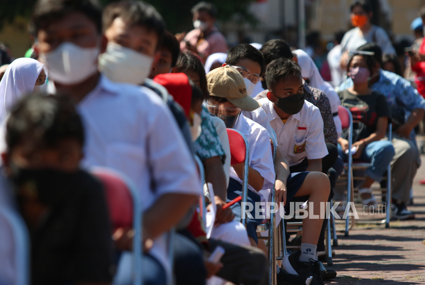 Sejumlah pelajar mengantre untuk mendapatkan vaksinasi COVID-19 di Islamic Center Surabaya, Jawa Timur, Kamis (12/8/2021). Pemkot Surabaya menggelar vaksinasi COVID-19 dosis kedua secara massal bagi pelajar Sekolah Menengah Pertama dengan target sekitar 5.700 penerima vaksin guna mewujudkan kekebalan kelompok. 