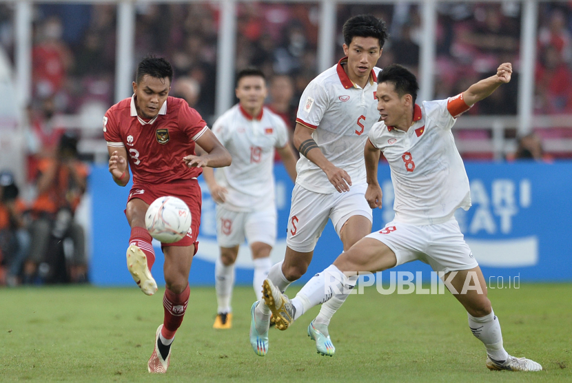 Pemain timnas Indonesia Rachmat Irianto saat menghadapi Vietnam pada pertandingan semifinal leg pertama Piala AFF 2022 di Stadion Gelora Bung Karno, Senayan, Jakarta, Jumat (6/1/2023). Pertandingan berakhir imbang dengan skor 0-0.