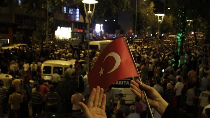 Pemimpin redaksi bahasa dunia Anadolu Agency mengenang peristiwa-peristiwa malam percobaan kudeta dan perlawanan rakyat Turki pada simposium tersebut - Anadolu Agency