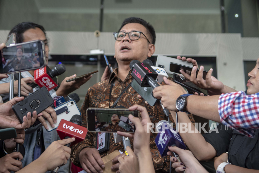 Mantan Direktur Penyelidikan KPK Brigjen Endar Priantoro menjawab pertanyaan wartawan usai membuat aduan ke Dewan Pengawas KPK terkait pemberhentiannya dari jabatan Direktur Penyelidikan KPK di Gedung C1 KPK, Jakarta, Selasa (4/4/2023). Endar Priantoro membuat aduan atas dugaan pelanggaran kode etik yang dilakukan oleh Sekjen KPK dan salah satu pimpinan KPK terkait dengan penerbitan surat keputusan pemberhentian tersebut, serta terbitnya surat penghadapan dari KPK kepada Polri terkait penghentian itu. 