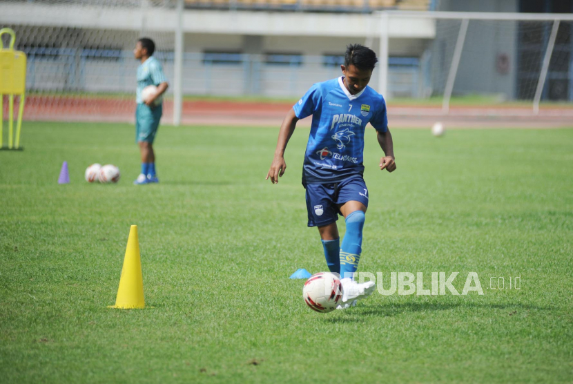 Gelandang muda Persib Bandung Beckham Putra saat sedang menjalani latihan. 