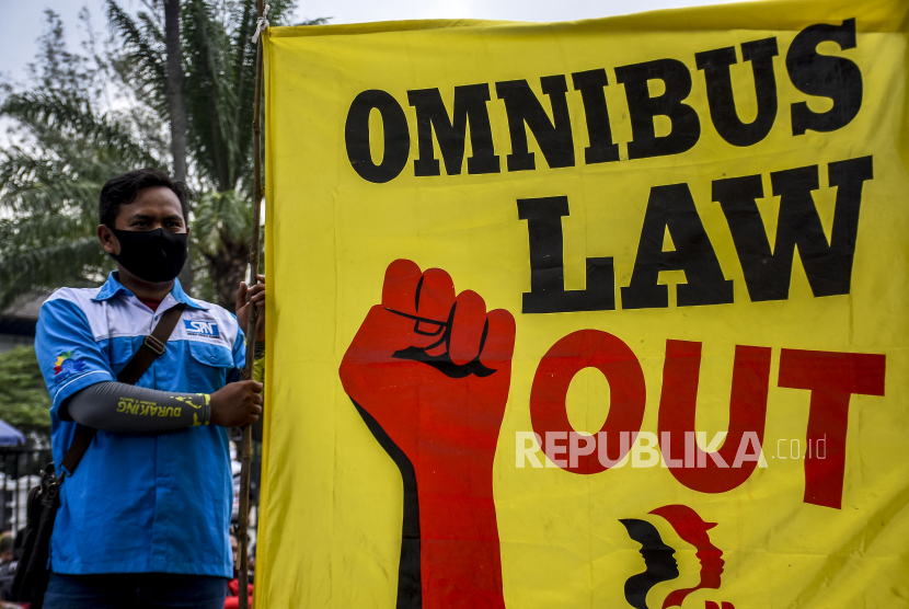 Sejumlah buruh berunjuk rasa di depan Gedung Sate, Jalan Diponegoro, Kota Bandung, Selasa (27/10). Dalam unjuk rasa tersebut mereka menolak pengesahan UU Omnibus Law Cipta Kerja. (ilustrasi)