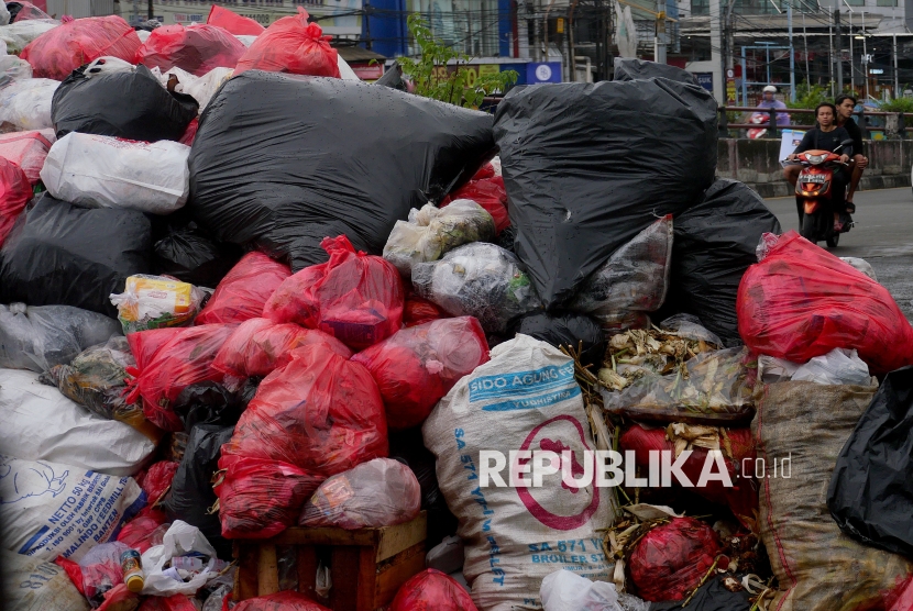 Di tengah krisis pengelolaan sampah yang masih berlangsung di wilayah perkotaan, Dietplastik Indonesia mendorong perubahan sistem pengelolaan sampah berbasis warga. (ilustrasi)