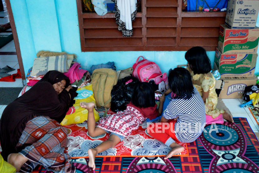 Sulsel Fokus Tiga Langkah Tangani Banjir Luwu Utara. Warga korban banjir bandang mengungsi di masjid kawasan kantor Bupati Luwu Utara, Sulawesi Selatan, Kamis (16/7/2020).  Sebanyak 15.994 jiwa  mengungsi di sejumlah posko pengungsian karena rumah mereka rusak dan hilang akibat tertimbun lumpur setelah diterjang banjir bandang. 