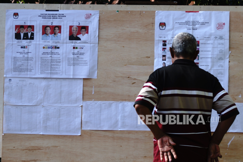 Seorang warga melihat daftar calon anggota Dewan Perwakilan Daerah (DPD) RI saat pemungutan suara ulang Pemilu 2024.