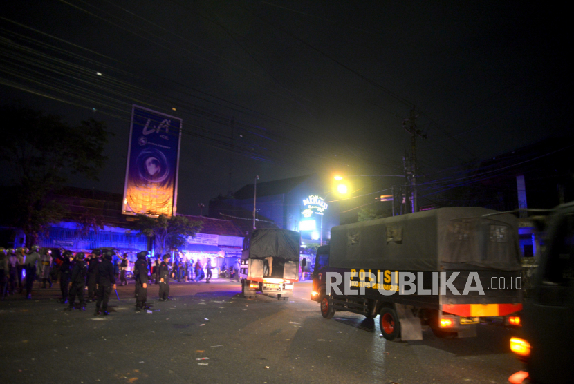 Aparat Kepolisian berjaga di pertigaan Jalan Taman Siswa, Yogyakarta, Ahad (5/6/2023) malam usai tawuran antara massa dengan warga.
