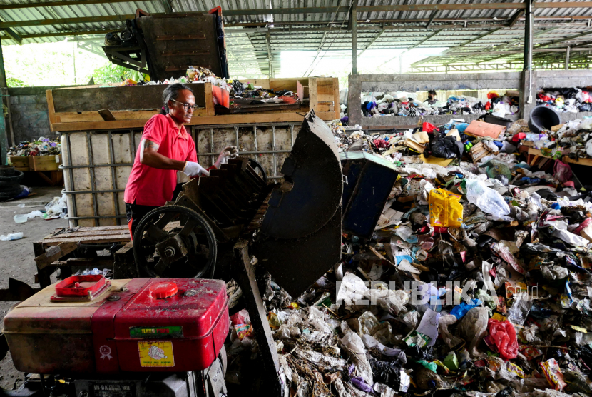 Pekerja memilah sampah, ilustrasi Pemerintah Kota Jakarta Selatan menggencarkan kegiatan warga mengelola sampah secara mandiri dengan memberikan peralatan pengelolaan sampah termasuk kepada Pengurus RW 08/RT 11 Kelurahan Pejaten Barat.