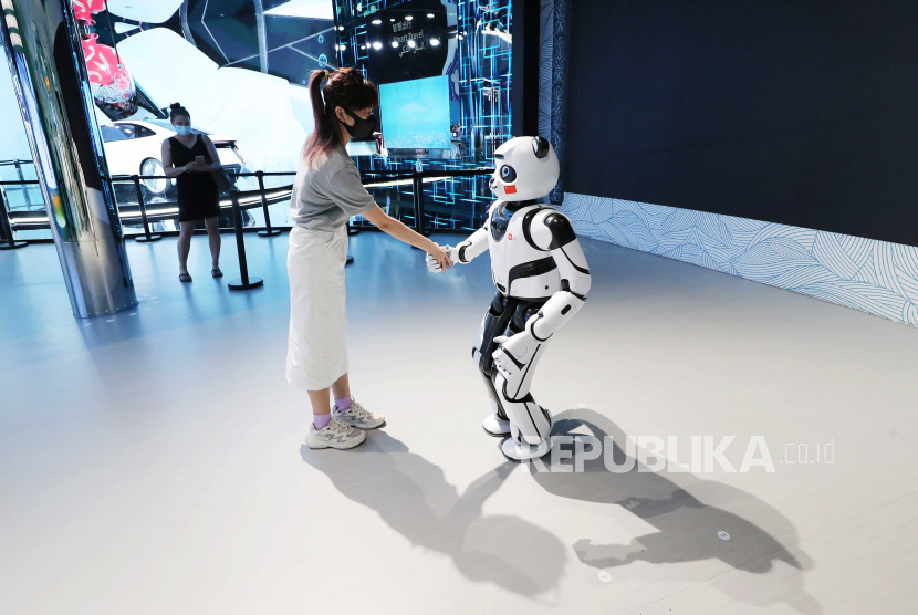  Seorang wanita berjabat tangan dengan robot panda di paviliun Tiongkok selama EXPO 2020 di Dubai, Uni Emirat Arab, 05 Oktober 2021. Sebanyak 192 negara ambil bagian dalam EXPO 2020 Dubai yang berlangsung dari 01 Oktober 2021 hingga 31 Maret 2022.