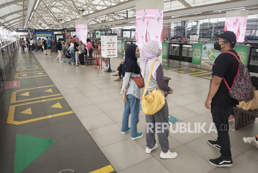 Penumpang menunggu kedatangan MRT di Stasiun MRT Blok M, Jakarta.
