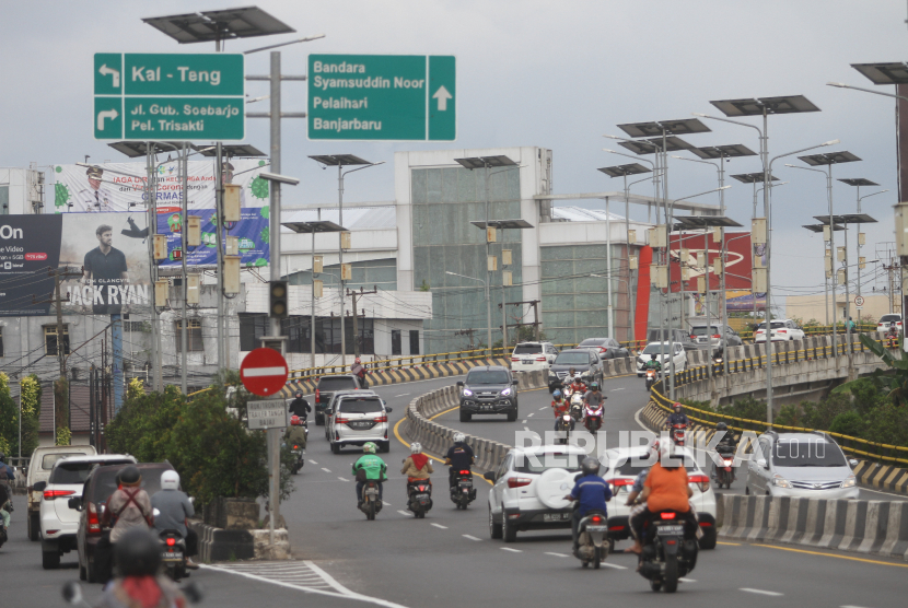 Suasana ramai kendaraan bermotor melintas di flyover jalan Ahmad Yani, Banjarmasin, Kalimantan Selatan, Kamis (7/5/2020). Pemerintah Kota Banjarmasin memperpanjang pemberlakuan Pembatasan Sosial Berskala Besar (PSBB) dari 8 Mei hingga 21 Mei 2020