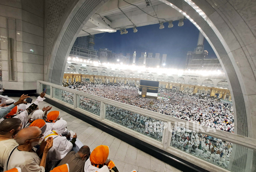 Jamaah haji Indonesia berdoa menghadap Ka’bah seusai sholat subuh di Masjidil Haram, Mekah, Arab Saudi.