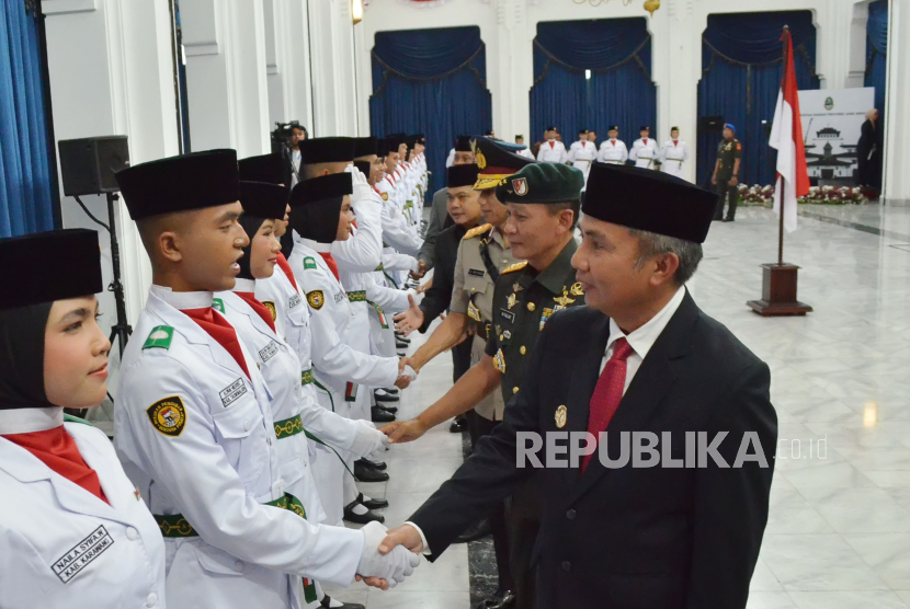 Pj Gubernur Jawa Barat Bey Machmudin, Pangdam III/Siliwangi Mayjen TNI Mohammad Fadjar dan Kapolda Jawa Barat Irjen Pol Akhmad Wiyagus memberi selamat kepada anggota Pasukan Pengibar Bendera Pusaka (Paskibraka) Jawa Barat, saat pengukuhan Paskibraka di Gedung Sate, Kota Bandung, Rabu (14/8/2024). Para Paskibraka hasil seleksi dari berbagai SMA/SMK di kabupaten/kota se-Jawa Barat ini akan bertugas melaksanakan pengibaran bendera Merah Putih pada upacara HUT Ke-79 RI tingkat Jawa Barat.