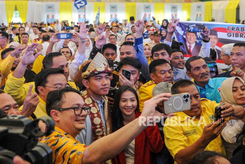 Bakal calon wakil presiden dari Koalisi Indonesia Maju (KIM) Gibran Rakabuming Raka (tengah) berswafoto dengan para pendukungnya. (Ilustrasi)