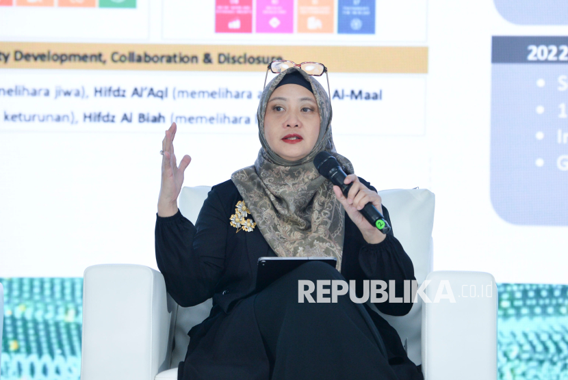 SVP ESG PT Bank Syariah Indonesia Rima Dwi Permatasari saat memaparkan materi dalam acara Islamic Finance Dialogue di Jakarta, Senin (26/5/2025). 