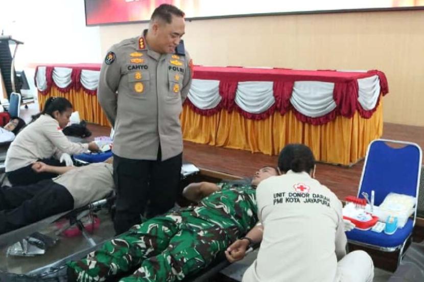 Polda Papua serahkan 170 kantong ke PMI Jayapura dari aksi donor darah.