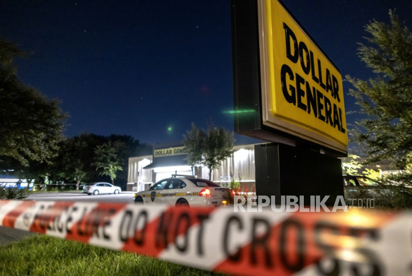  Polisi menjaga lokasi penembakan warga kulit hitam di toko Dollar General, Jacksonville, Florida, Ahad (27/8/ 2023). 