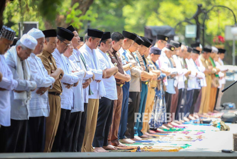 Aparatur sipil negara (ASN) Pemkot Bandung melaksanakan shalat Istisqa di lapangan Balai Kota Bandung, Jawa Barat, Senin (9/10/2023). 