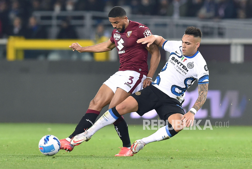  Gleison Bremer dari Torino dan Lautaro Martinez dari Inter beraksi selama pertandingan sepak bola Serie A Italia Torino FC vs FC Inter di Stadion Olimpico Gtande Torino di Turin, Italia,Senin (14/3/2022) dini hari WIB.