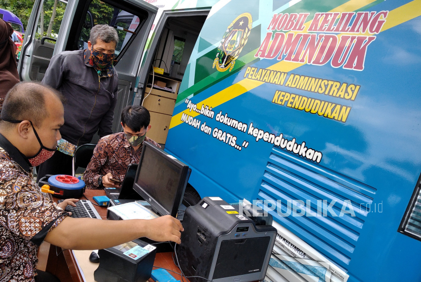 Petugas mencetak KTP elektronik saat membuka layanan drive thru di Balai Kota Yogyakarta, Kamis (2/7). Layanan pencetakan KTP Elektronik dengan drive thru merupakan yang pertama di Yogyakarta. Warga bisa memanfaatkan ini pada Selasa, Rabu, dan Kamis. Dan di sini hanya melayani pencetakan KTP Elektronik rusak atau hilang. Sedangkan untuk perekaman baru atau perubahan data tetap dilayani di Dinas Kependudukan dan Pencatatan Sipil.