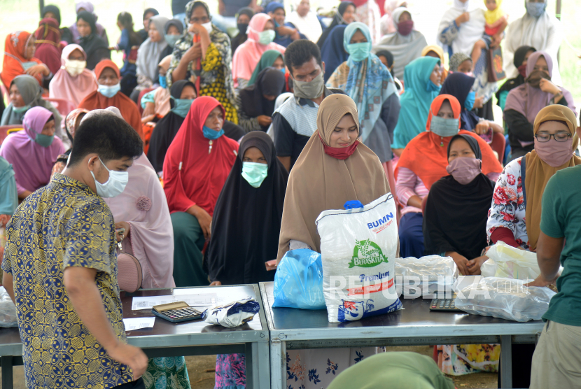 Warga antri membeli paket sembako murah, (ilustrasi). Pemerintah Kabupaten Bangka Barat, Provinsi Kepulauan Bangka Belitung menyiapkan operasi pasar khusus sebagai salah satu upaya mengendalikan harga berbagai kebutuhan pokok pada bulan Ramadhan 1442 Hijriah.