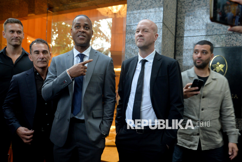 Penasihat teknis PSSI Jordi Cruyff (kedua kanan) bersama pelatih timnas Indonesia Patrick Kluivert (ketiga kanan) memberikan keterangan kepada media di Jakarta, Selasa (11/3/2025). PSSI menunjuk Jordi Cruyff sebagai penasihat teknis. Eks pemain Barcelona itu akan membantu Pelatih timnas Indonesia Patrick Kluivert untuk optimalisasi strategi timnas Indonesia kedepan.