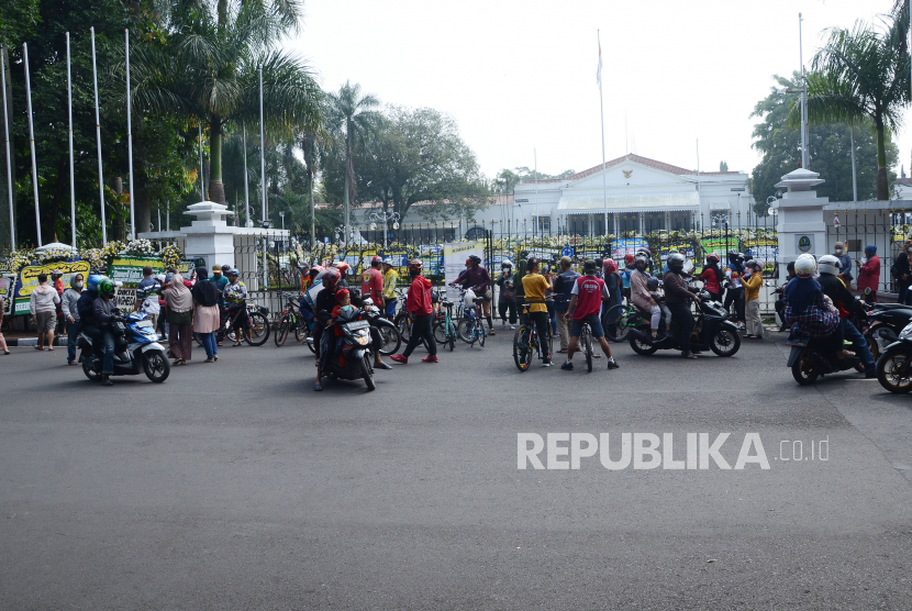 Warga terus berdatangan ke rumah dinas Gubernur Jawa Barat Gedung Pakuan, Kota Bandung, untuk menyampaikan belasungkawa dan doa, Ahad (12/6). Ini rute jalur iringan jenazah Eril Ridwan Kamil menuju pemakaman di Cimaung.