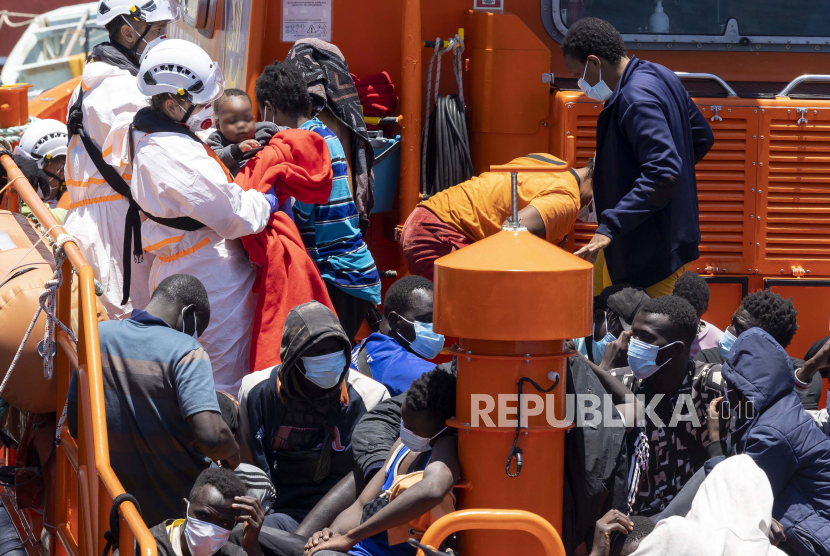 Tim penyelamat maritim Spanyol mengatakan mereka menyelamatkan sebuah kapal di dekat Pulau Gran Canaria.