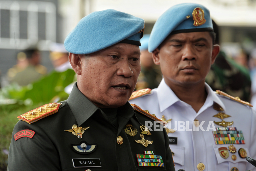 Komandan Pasukan Pengamanan Presiden (Danpaspampres) Mayjen TNI Rafael Granada Baay, menyatakan Oknum TNI diduga aniaya warga hingga meninggal tengah ditahan