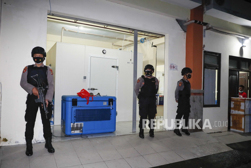  Petugas polisi berjaga-jaga di depan gedung penyimpanan pada saat kedatangan vaksin Covid-19 SinoVac (ilustrasi)
