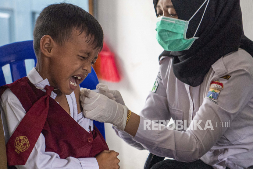 Imunisasi anak diminta dituntaskan hingga usia Sekolah Dasar (SD).