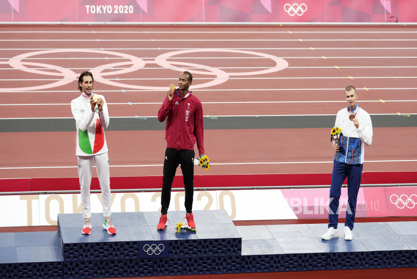  Peraih medali emas gabungan Mutaz Essa Barshim (tengah) dari Qatar dan Gianmarco Tamberi (kiri) dari Italia dan peraih medali perunggu Maksim Nedasekau dari Belarusia saat upacara medali untuk Lompat Tinggi Putra di acara Atletik Olimpiade Tokyo 2020 di Stadion Olimpiade di Tokyo, Jepang, 02 Agustus 2021.