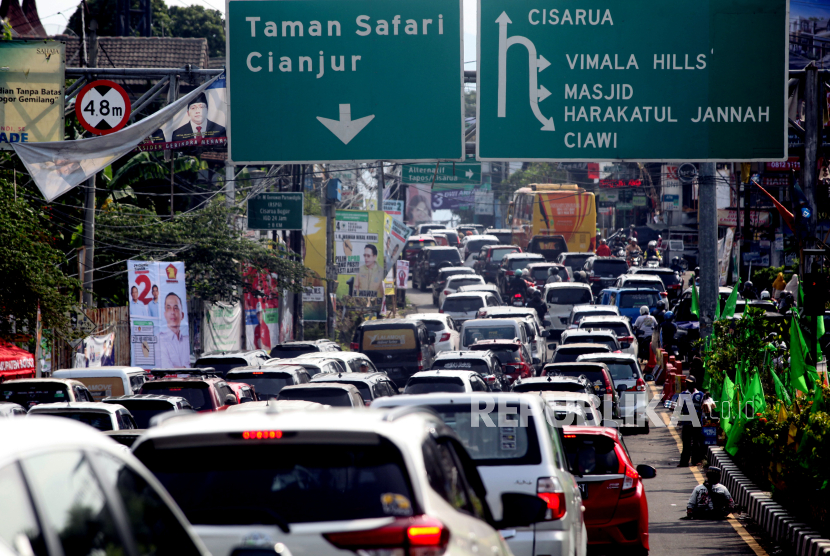 Vehicle density during implementation of one-way system towards Puncak tourist line, Gadog, Bogor Regency, West Java, Monday (25/12/2023). According to the Bogor Police Satlantas, 5,819 vehicles entered the peak area peak on Christmas holiday 2023, the number was calculated from 05.02 pm until 08.00 pm, with a total of 3,138 two-wheelers, 2,509 four-wheelers and 172 truck buses.