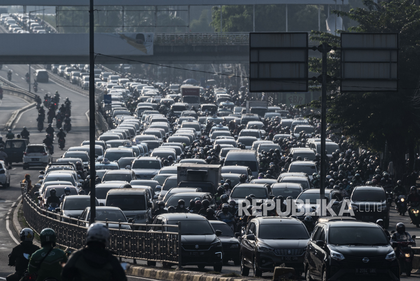Kepadatan kendaraan yang melintas di Jalan KH Abdullah Syafei, Jakarta, Selasa (19/7/2022). Dinas Lingkungan Hidup (DLH) DKI Jakarta menyatakan, sebanyak 75 persen polusi udara di Ibu Kota berasal dari emisi kendaraan bermotor roda dua dan roda empat. 