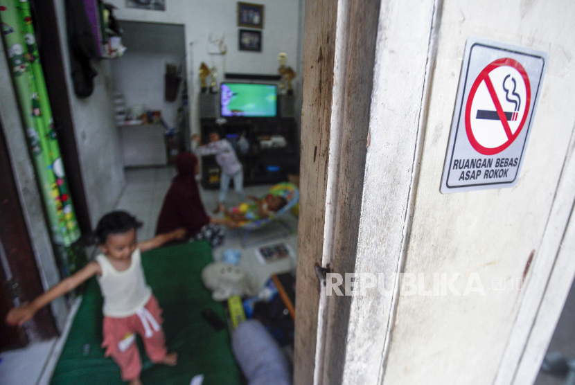 Stiker larangan merokok terpasang di rumah warga di Depok, Jawa Barat, Sabtu (12/11/2022). 