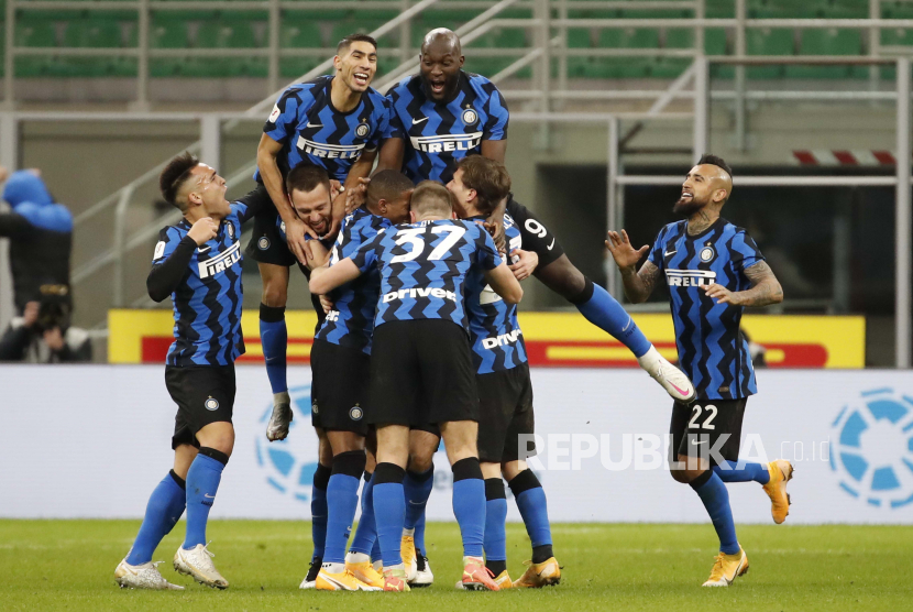 Para pemain Inter Milan merayakan kemenangan.