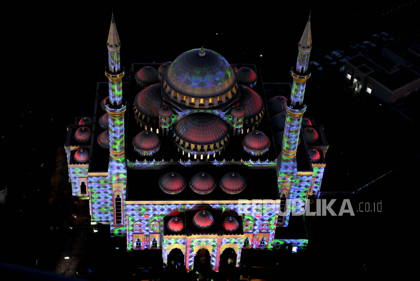 Pemandangan umum Masjid Al Noor selama Festival Cahaya Sharjah di emirat Teluk Sharjah, Uni Emirat Arab, 13 Februari 2022. Festival Cahaya Sharjah ke-11 berlangsung hingga 20 Februari 2022. UEA Kembalikan Pajak Pembangunan Masjid