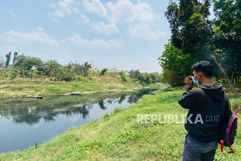 Kondisi perbatasan Sungai Cikeas dan Sungai Cileungsi yang tercemar, di Desa Bojongkulur, Kecamatan Gunung Putri, Kabupaten Bogor, Senin (23/10/2023).
