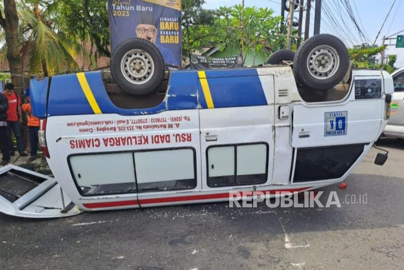 Sebuah ambulans yang membawa bayi berusia tiga hari mengalami kecelakaan hingga terguling di Simpang Empat Tonjong, Jalan Jenderal Sudirman, Kecamatan Ciamis, Kabupaten Ciamis, Kamis (23/2/2023). 