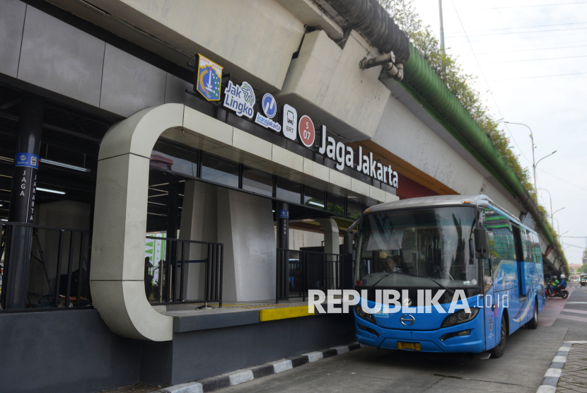 Bus transjakarta melintas di Halte Jaga Jakarta, Senen, Senin (8/9/2025). Halte Transjakarta Senen Sentral resmi berganti nama menjadi Halte Jaga Jakarta. Halte tersebut kini telah selesai diperbaiki dan kembali beroperasi setelah sebelumnya dirusak dan dibakar kelompok orang tak dikenal (OTK) dalam kericuhan pekan lalu. Nama Jaga Jakarta dipilih sebagai pengingat pentingnya menjaga keamanan dan ketertiban secara bersama-sama.