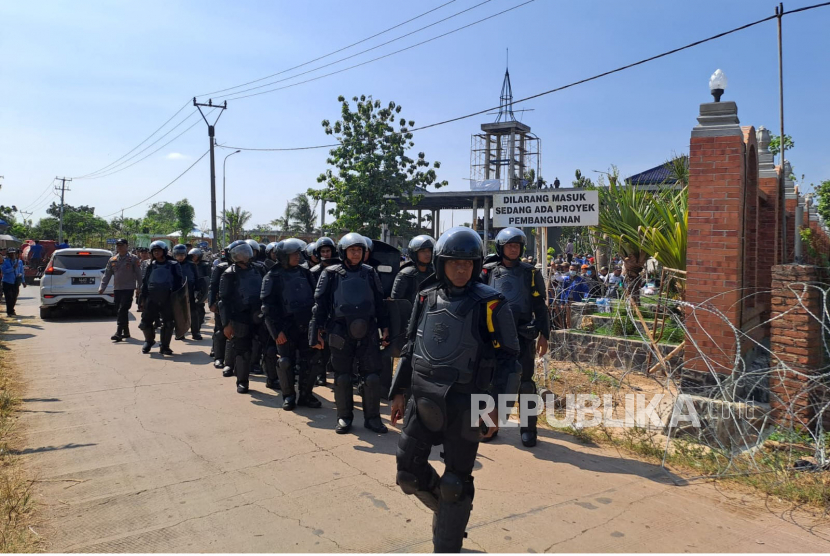 Pengamanan ketat dilakukan aparat kepolisian dalam mengamankan aksi unjuk rasa di depan pintu masuk Mahad Al Zaytun, Kecamatan Gantar, Kabupaten Indramayu.