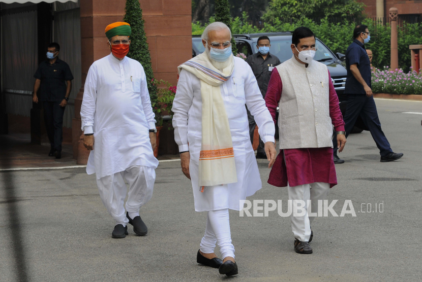 HRW Tuding Modi Targetkan Muslim di India. Perdana Menteri India Narendra Modi (tengah).