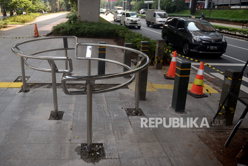 Fasilitas portal S terpasang di jalur pedestrian. Polsek Menteng menciduk pelaku pencurian besi barrier di trotoar Jalan Diponegoro, Jakarta Pusat.