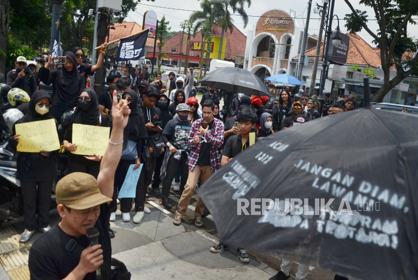 Ratusan warga Dago Elos menggelar aksi di Pengadilan Negeri (PN) Bandung