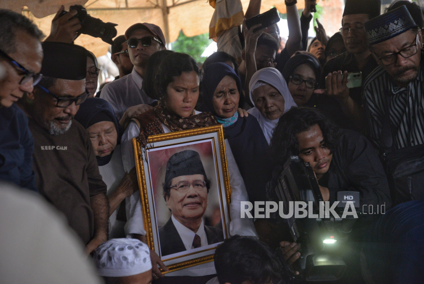 Sejumlah keluarga dan kerabat menghadiri prosesi pemakaman almarhum Mantan Menteri Koordinator (Menko) Bidang Kemaritiman Rizal Ramli di TPU Jeruk Purut, Jakarta, Kamis (4/1/2024). Rizal Ramli dimakamkan satu liang lahad bersama sang istri Herawati yang meninggal dunia pada 2006. Ratusan orang tampak berkumpul untuk mengantar jenazah Rizal Ramli ke peristirahatan terakhirnya. Adapun tokoh yang turut mengiringi Rizal Ramli ke pemakaman, yakni Rocky Gerung, dan Mantan Menteri Agama, Luqman Hakim Saifuddin.