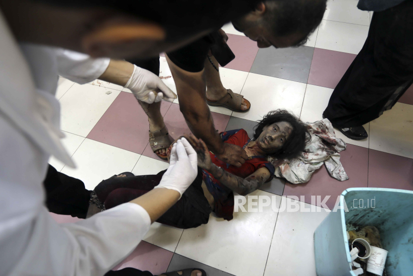 Seorang gadis Palestina yang terluka menerima perawatan di rumah sakit al-Shifa, menyusul serangan udara Israel di Kota Gaza, Jalur Gaza tengah, Ahad, 5 November 2023.