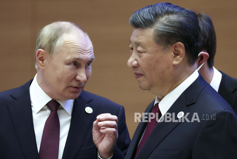  FILE - Presiden Rusia Vladimir Putin (kiri) memberi isyarat saat berbicara dengan Presiden China Xi Jinping selama KTT Organisasi Kerjasama Shanghai (SCO) di Samarkand, Uzbekistan, 16 September 2022. 