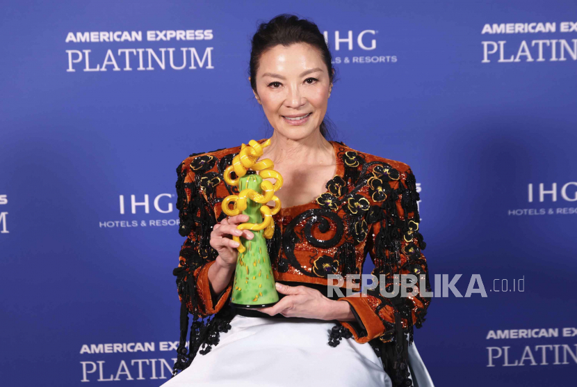 Michelle Yeoh berpose dengan penghargaan aktris internasional yang diraihnya lewat film Everything Everywhere All at Once di Festival Film Internasional Palm Springs tahunan ke-34 pada Kamis, 5 Januari 2023, di Palm Springs, California, AS. Yeoh jadi perempuan Asia pertama yang masuk nominasi Oscar untuk kategori Aktris Terbaik.