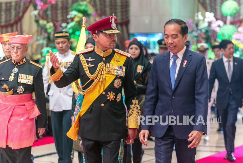 Presiden Joko Widodo (kanan)