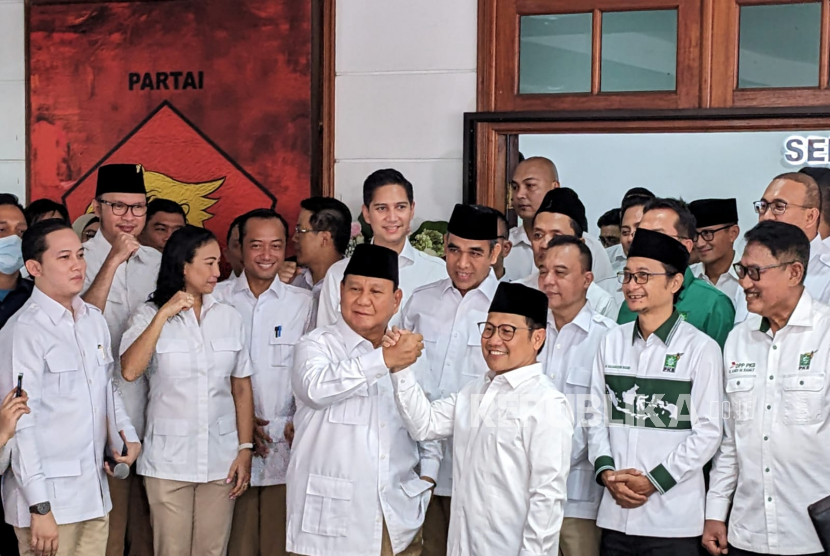 Ketua Umum Partai Gerindra, Prabowo Subianto dan Ketua Umum Partai Kebangkitan Bangsa (PKB), Abdul Muhaimin Iskandar meresmikan Sekretatiat Bersama (Sekber) di kawasan Menteng, Jakarta, Senin (23/1).